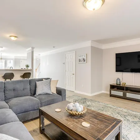 8 Mi To Downtown Atlanta Townhome!